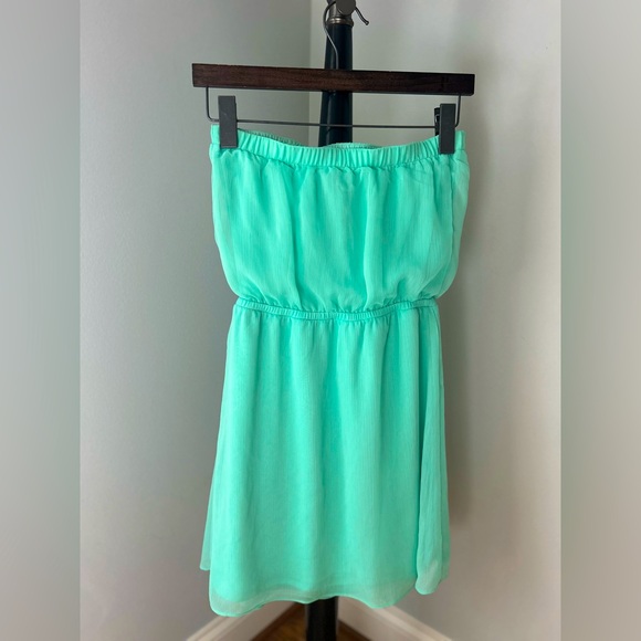 Express / Strapless Dress / Built-In Slip / Stretch Fit / No Slip / XSTP / SM - Picture 2 of 7